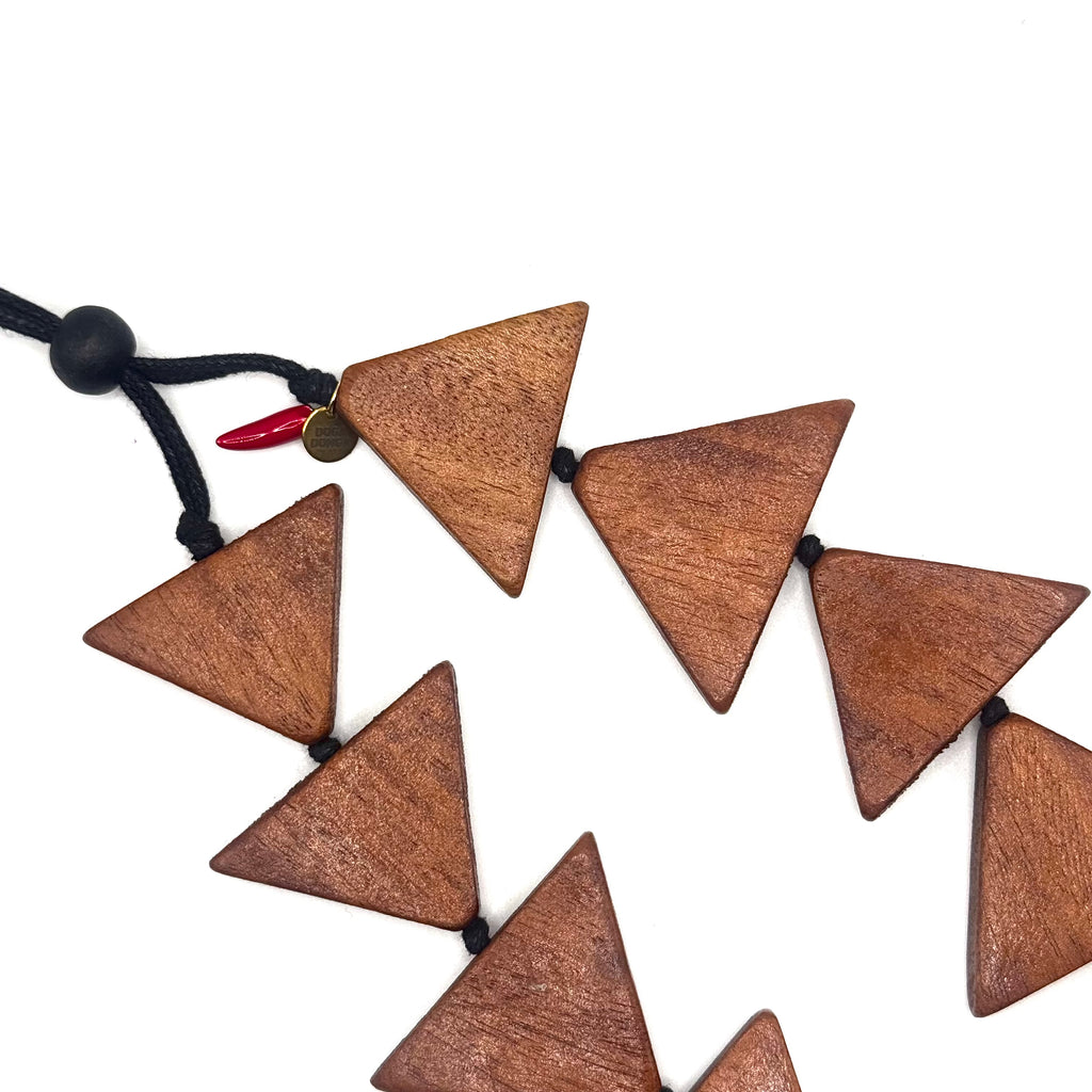 Collar Segitiga Natural Oscuro