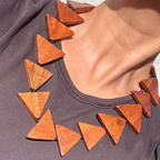 Collar Segitiga Natural Oscuro