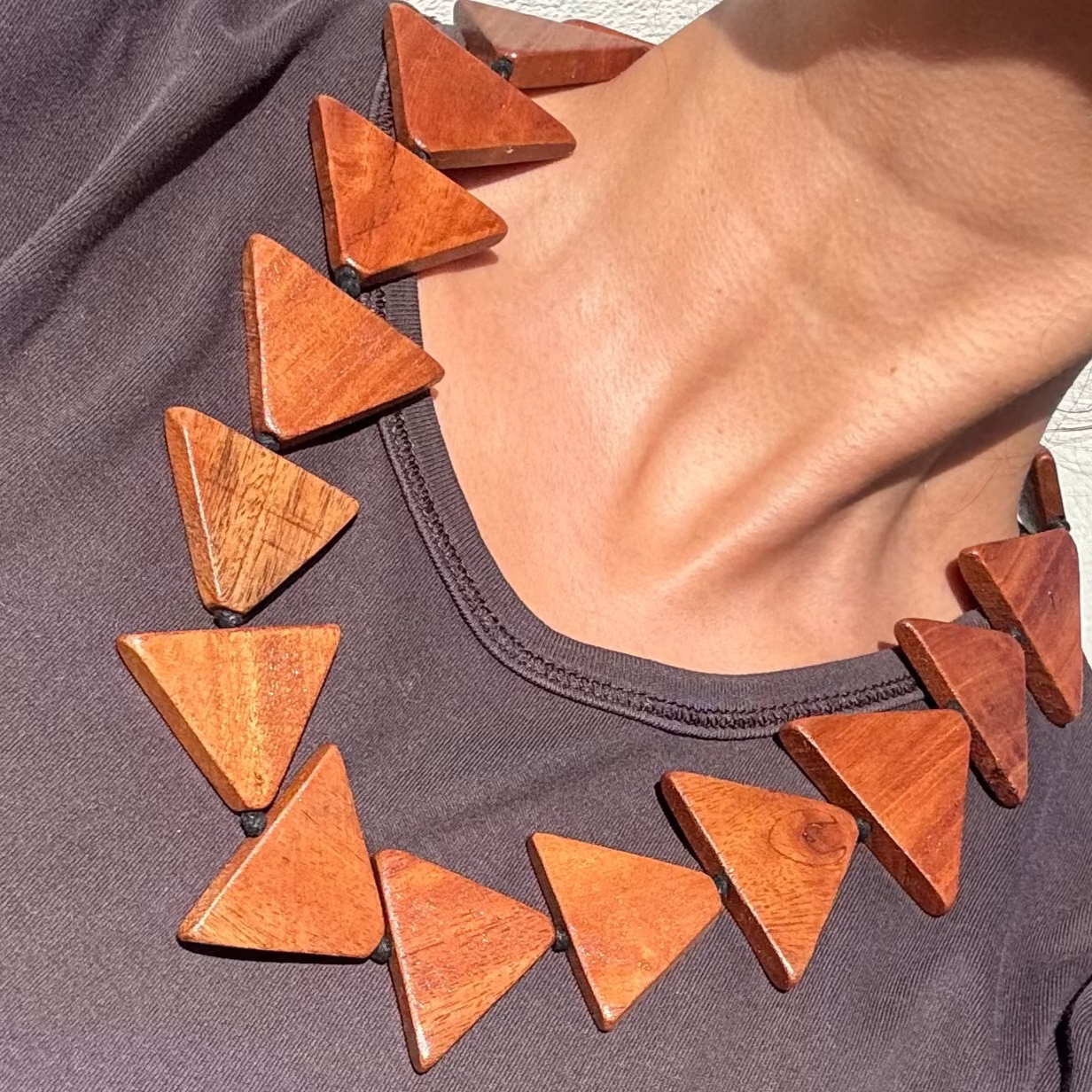 Collar Segitiga Natural Oscuro